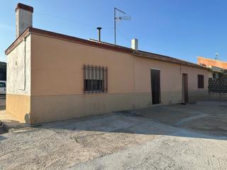Haus en Torrecilla. Vivienda unifamiliar con terreno de uso terciario vallado.