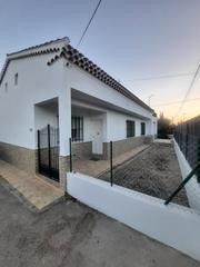 Chalet à Torrecilla. Casa de campo con huerta de frutales junto al casco urbano de lo