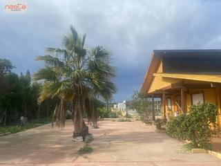 Chalet in Cazalla. Chalet de madera con piscina y jardines en parcela vallada.