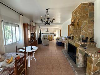 Casa a Torrealvilla. Casachalet de pueblo con almacén de 35 m2 y nave de 100 m2 sobre