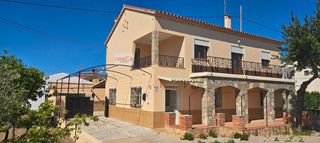 Country house in Campillo. Chalet con parcela con 2 viviendas, 2 naves y garaje
