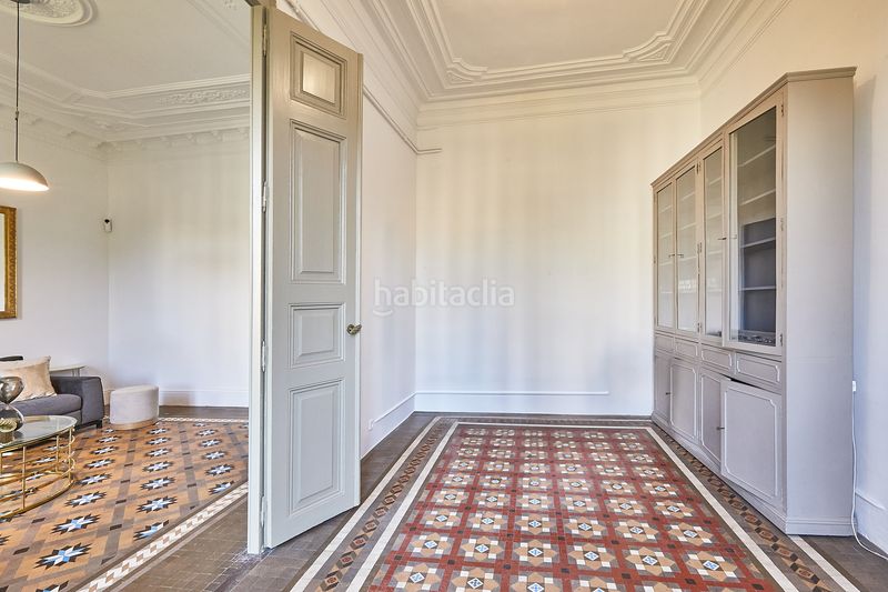 Foto f86dd907-5d3f-40ae-9dac-85c95dcbd97a. Pis amb xemeneia calefacció a Dreta de l´Eixample Barcelona