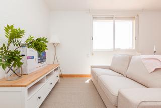 Rent Flat  Carrer de la torre. Junto a plaça molina – piso luminoso en planta alta