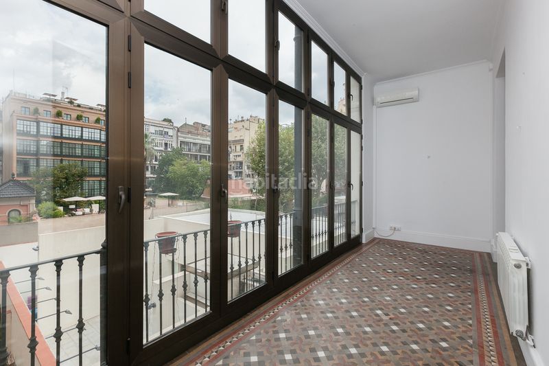 Foto 0b7447a2-b60d-4e95-a09c-cf7efb98fdee. Pis amb xemeneia calefacció a Dreta de l´Eixample Barcelona