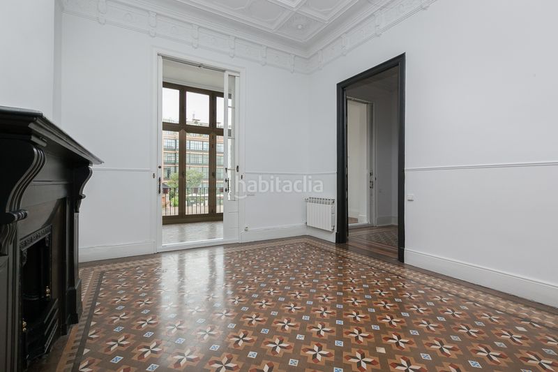 Foto 0bf7217e-eb92-4c17-a284-a9221cf5f160. Pis amb xemeneia calefacció a Dreta de l´Eixample Barcelona