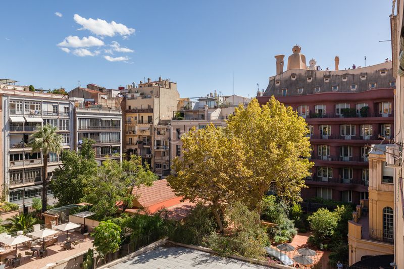 Foto 2c4bd69e-943e-45c6-aa0b-22a1bb8c8961. Pis amb xemeneia calefacció a Dreta de l´Eixample Barcelona