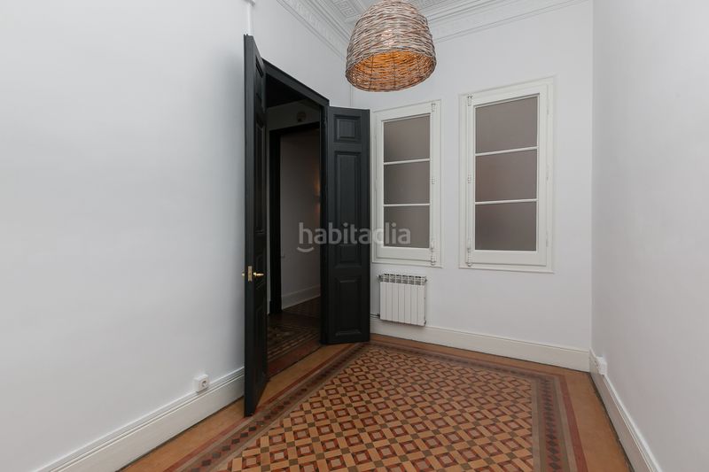 Foto 7745aeb7-37bb-4ce7-8739-d2a31c4d6e2c. Pis amb xemeneia calefacció a Dreta de l´Eixample Barcelona