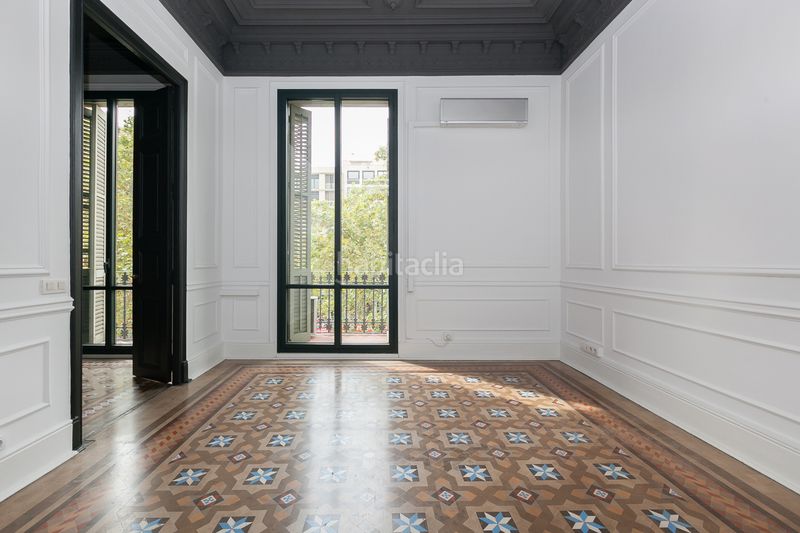 Foto eb9b444b-d125-4738-8543-0fa20d6be4b1. Pis amb xemeneia calefacció a Dreta de l´Eixample Barcelona