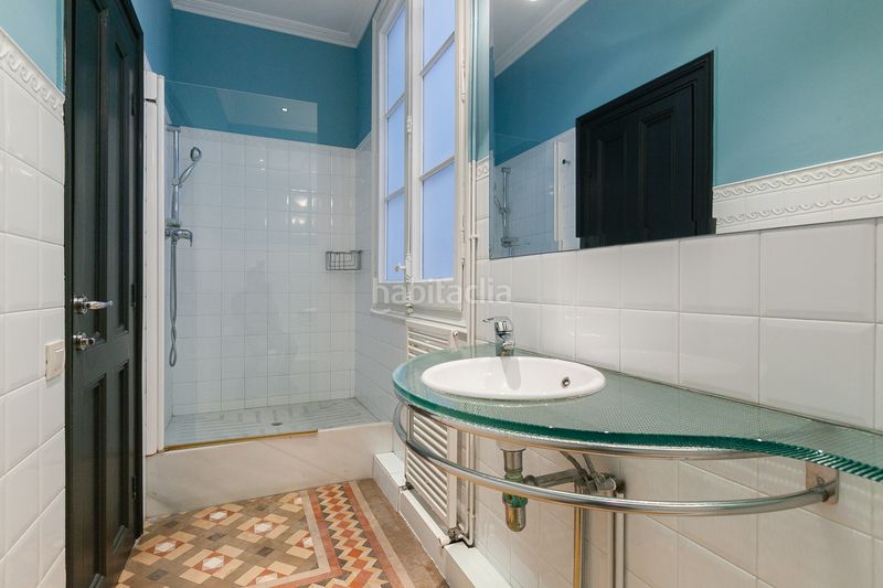 Foto ef7d8e70-d75f-4d13-bf52-9d15a4062466. Pis amb xemeneia calefacció a Dreta de l´Eixample Barcelona