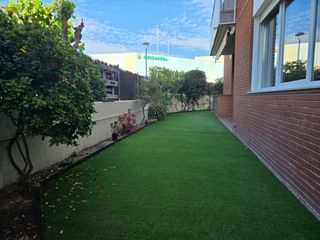 Miete Etagenwohnung  Ronda 8 de març. Piso en planta baja con jardín privado y piscina comunitaria, en