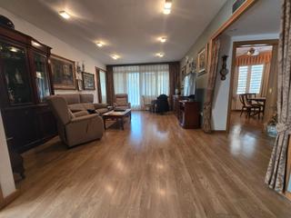 Pis  Avinguda de martí pujol. Piso señorial de 200 m2, con parking y trastero.