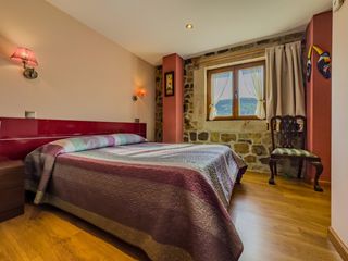 Casa  Barrio la iglesia. Exclusiva villa de piedra con vistas despejadas, perfecta para v