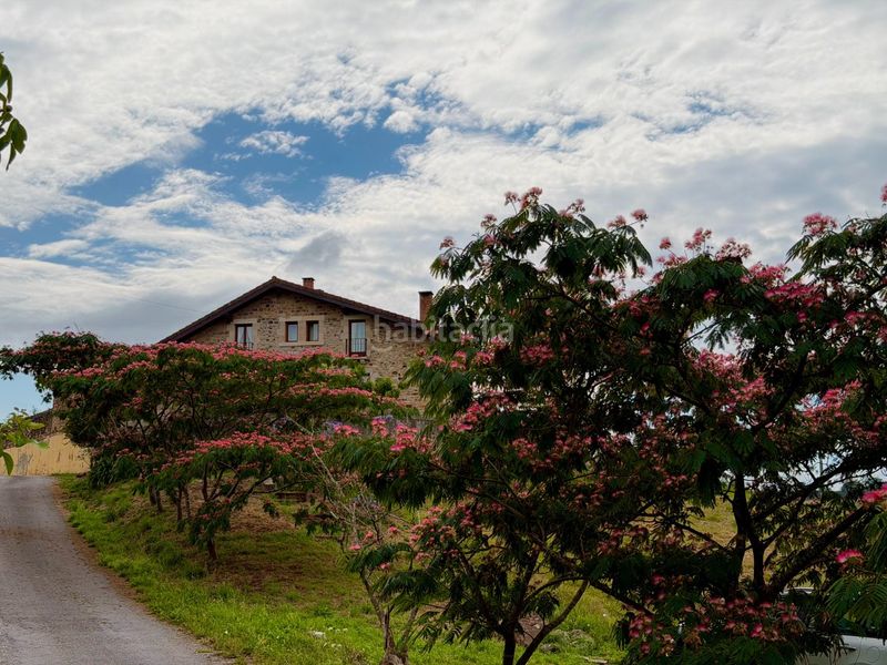 Foto 1b0d772f-3a39-4934-8fe7-6dd5a104b8ff. Casa amb calefacció aparcament a Polanco
