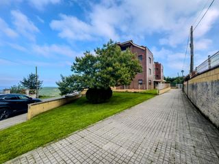 Appartamento  Carral. Encantador bajo con gran jardín y vistas al mar en suances