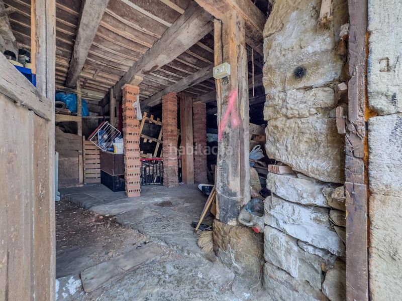 Foto 4a43d63a-ab7e-498a-b88f-e7e70ba92bd0. Casa adossada a Polaciones