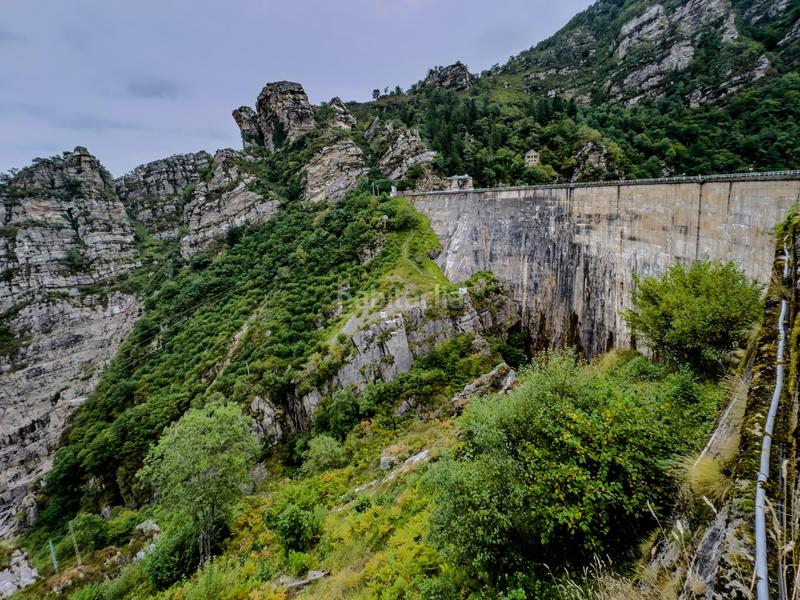 Foto e585d282-8f37-4193-b998-db46eacb01d0. Casa adossada a Polaciones