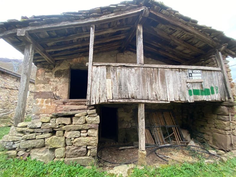 Foto 25b83128-9158-48ea-b591-c033fc31e4a6. Casa adossada a Vega de Pas