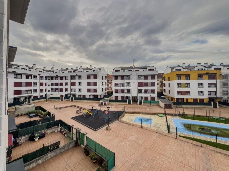Foto a234f887-a6bc-4d29-9ba5-90991bedbc2e. Pis amb calefacció aparcament piscina a Entrambasaguas