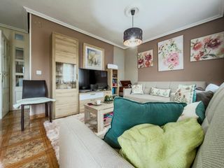Casa aparellada  Calle san pedro. Chalet pareado en esquina con jardín y garaje junto a cabárceno