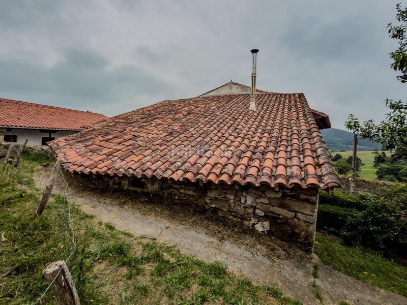 Foto cf82579c-bd9e-4aae-bf03-cb75589a2249. Casa amb aparcament a Alfoz de Lloredo