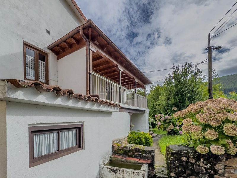 Foto b5a15338-801f-48c4-8018-51734b09aeba. Casa adossada amb aparcament a Solórzano