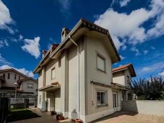 Casa pareada en Lia�o-hoya 185. Amplio pareado en urbanizaci�n privada junto a santander y cab�r