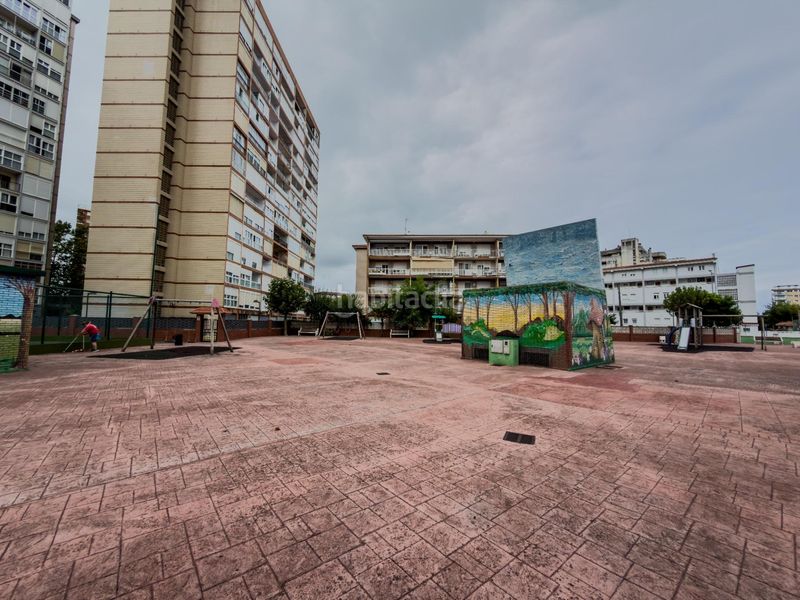 Foto 29eeeef2-c774-4fb9-88e7-0146a8176d52. Apartament amb aparcament a Zona Playa Laredo