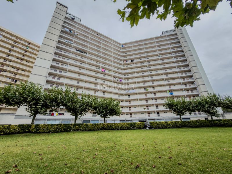 Foto fdd8efdb-a408-468d-9569-2b693acb9cf3. Apartament amb aparcament a Zona Playa Laredo