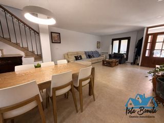 Reihenhaus in Pòrtol. Amplio adosado con terraza , desván y parking en zona tranquila