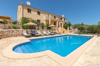 Mas à Sant Llorenç des Cardassar. Finca con vistas al mar mediterráneo y licencia de vacaciones  r