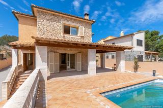 Casa a Font de Sa Cala. Villa mediterránea con vistas al mar y piscina  a poca distancia