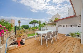 Piso en Cales de Mallorca. Piso modernizado en planta baja con vistas al mar, gran terraza