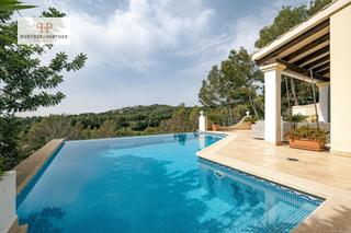 Casa a Calvià Poble. Exclusiva villa con vistas al mar y piscina infinita en la mejor