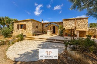 Country house in Felanitx Poble. Finca situada entre felanitx y campos, con privacidad y energía