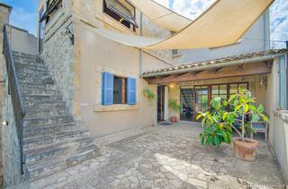 House in Petra. Casa de pueblo reformada en estilo mallorquín moderno con gran g