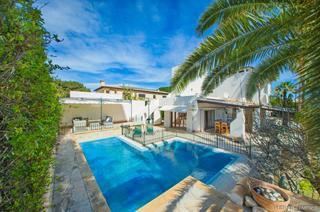 Maison à Sant Llorenç des Cardassar. Amplia villa con piscina de agua salada, versátiles zonas de ter