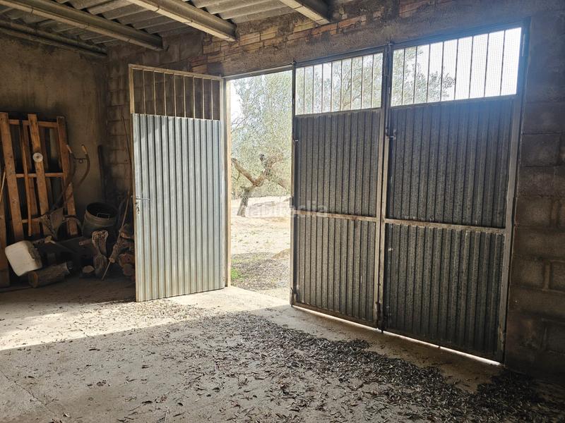 Foto aaf7feea-724c-43b7-9e03-77c19d47044c. Finca rústica terreno agrícola con una pequeña casa en Roquetes