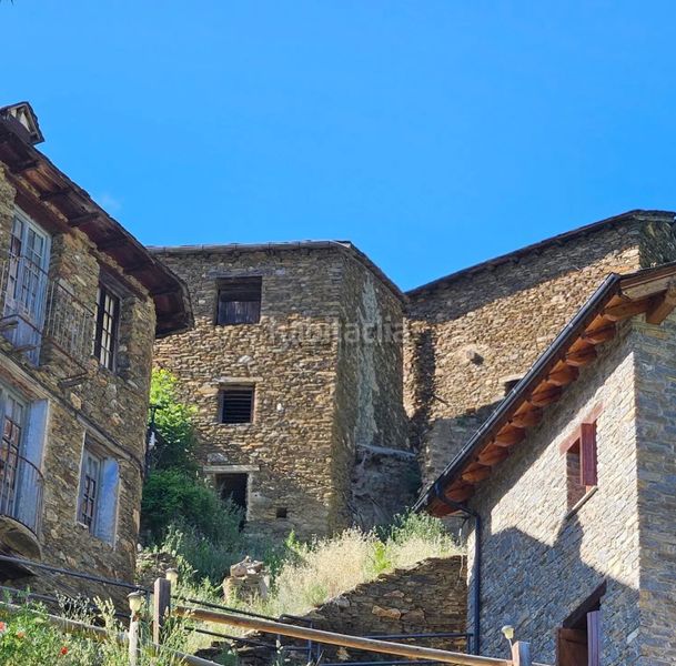 Foto c82ec0e8-f7b9-4b37-89f4-14c88642403a. Casa adossada a Llavorsí