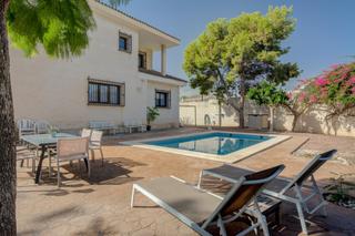 Xalet en Calle sierra maigmo 10. Chalet de 4 habitaciones con piscina y zonas ajardinadas en lloi