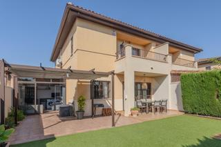 Casa bifamiliare  Carrer de capricornio. Chalet adosado de 4 dormitorios en residencial jardines de mucha
