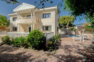 Chalet in Salafranca-Lloixa. Chalet de 4 habitaciones con piscina y zonas ajardinadas en lloi