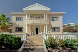 Chalet à Salafranca-Lloixa. Chalet de 4 habitaciones con piscina y zonas ajardinadas en lloi