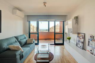 Location Appartement  Calle del perú 16. Piso de 4 habitaciones con terraza y urbanización en la calle pe