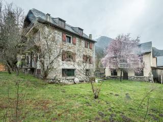 Casa  N/a. Finca urbana con dos casas en bossost