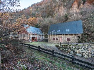 Masia a Canejan. Especial finca rustica con dos construcciones