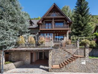 Casa  N/a. Chale unifamiliar con terreno en la solana de vielha