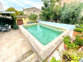 Casa en Santa María del Camí. Encantadora casa con patio, piscina y jardín en calle peatonal d
