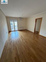 Rent Flat in Imaginalia - Llanos del Águila. Se alquila piso en zona imaginalia