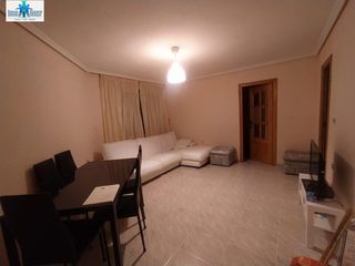 Affitto Appartamento in Ensanche - Franciscanos. Se alquila piso amplio en franciscanos