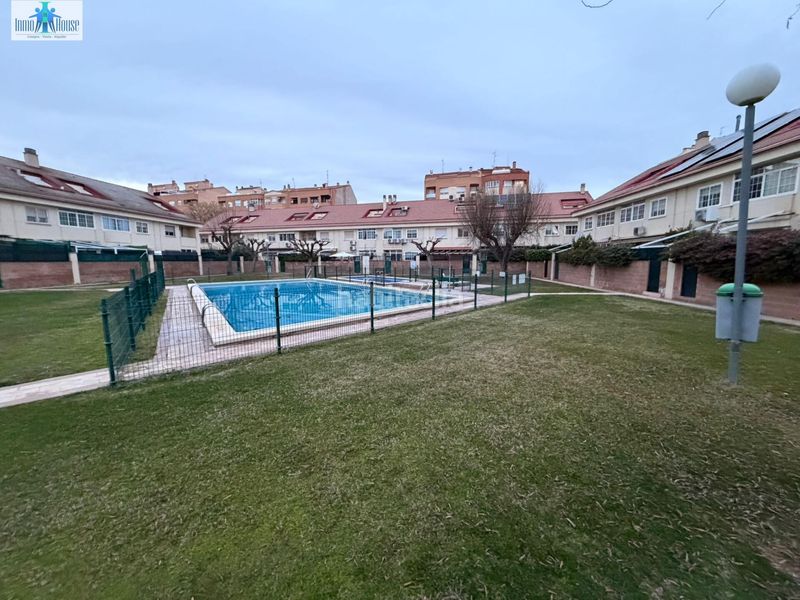 Foto 2085387c-b9ea-4d42-a9f7-d318362b4512. Casa adossada amb calefacció aparcament piscina a Albacete